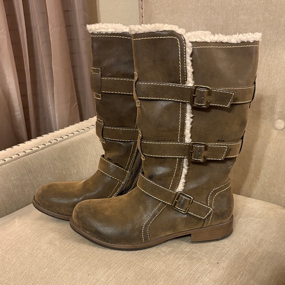 Crown Vintage Tan Shearling Buckle Boots